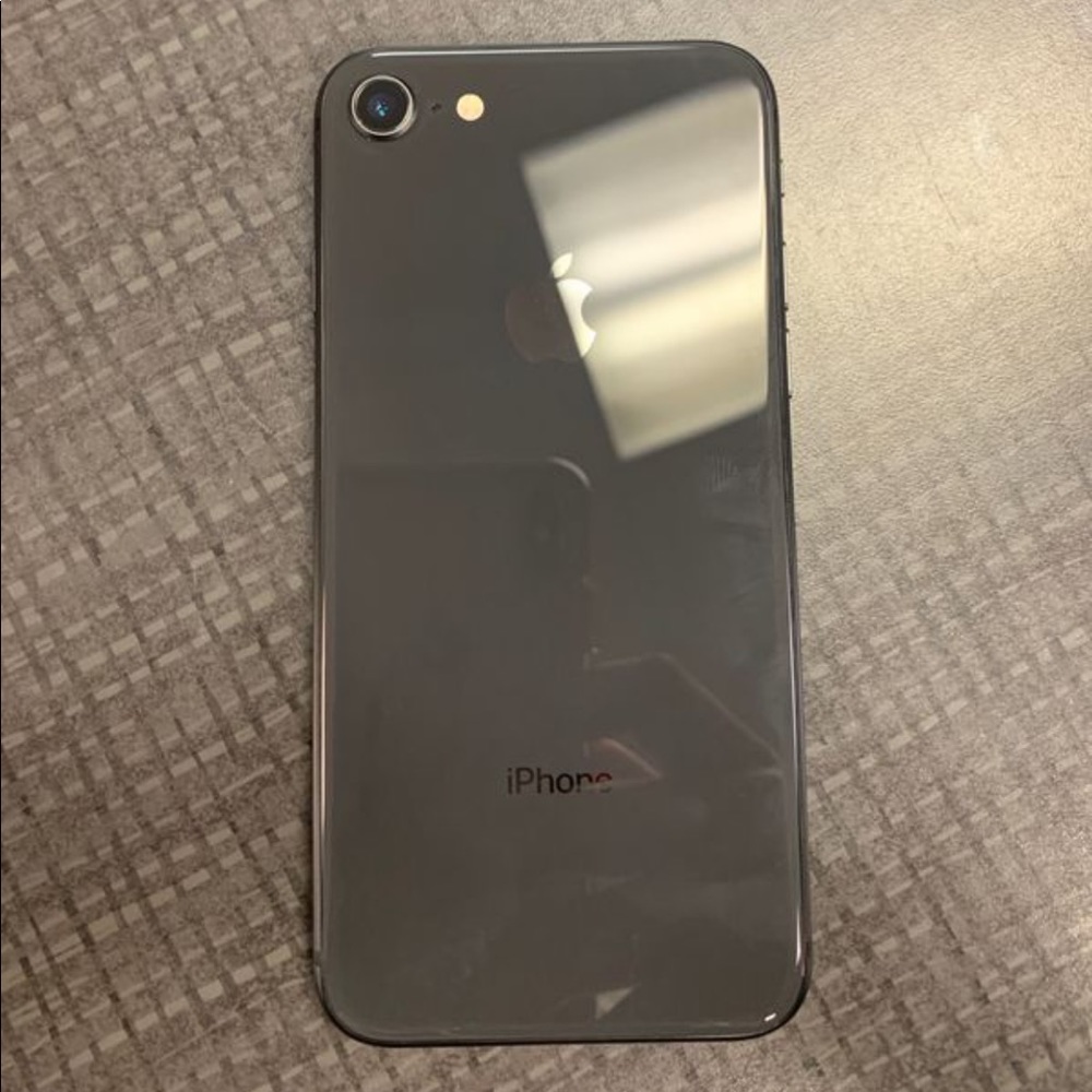 iPhone 8 - Picture 2 of 2